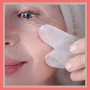 Massage drainant du visage avec gua sha