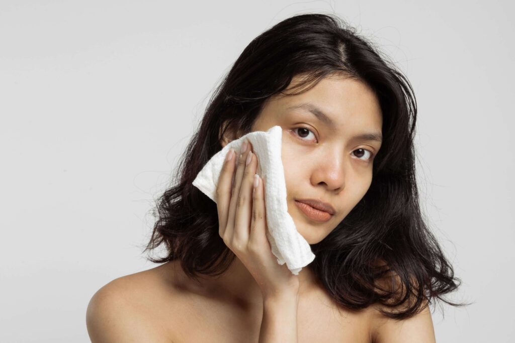 Serviette visage douce en bambou utilisée après le nettoyage du visage pour tamponner la peau sans frotter