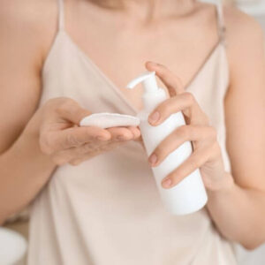 Faut-il utiliser un coton ou ses mains pour nettoyer son visage