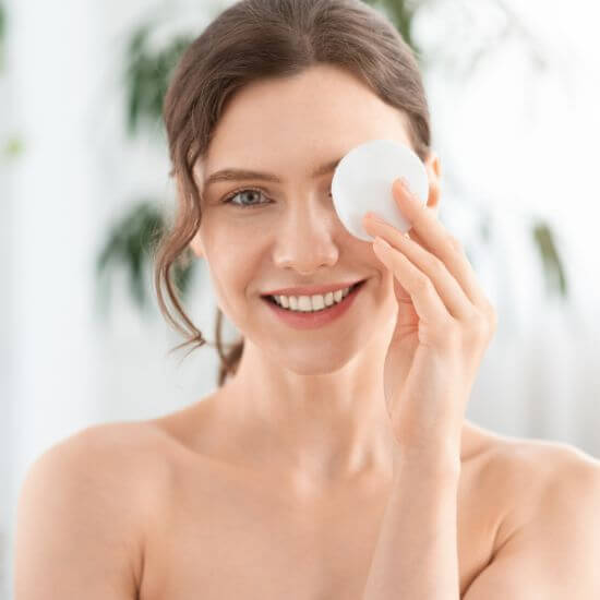 Nettoyage du visage avec les mains plutôt qu'un coton lavable selon le type de soin appliqué