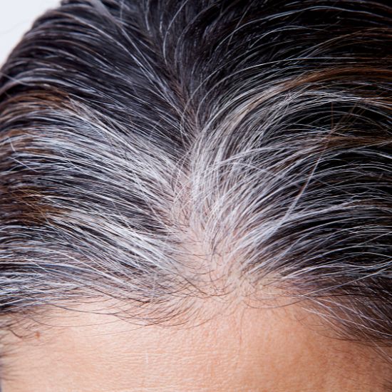 Cheveux blancs : pourquoi de plus en plus de femmes arrêtent de les colorer